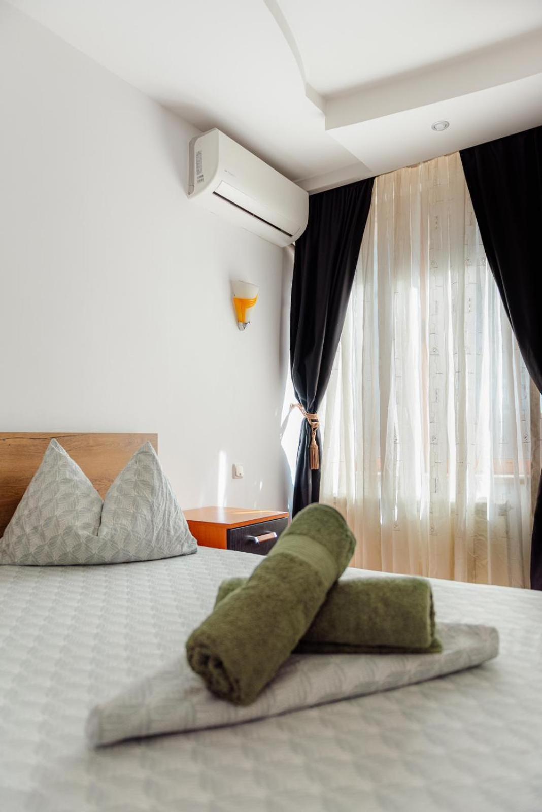 Heart Of Downtown 3 Rooms Apartment Self Check In Bucarest Extérieur photo